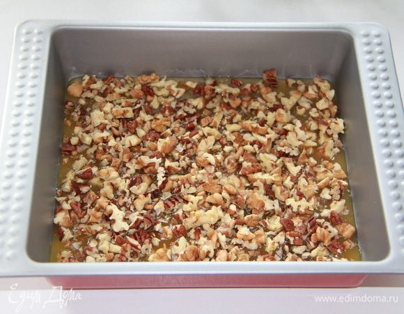 Высыпать туда же орехи.