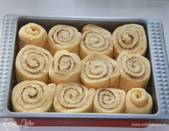  Выложить булочки одну к другой – так, чтобы они уместились довольно плотно друг к другу. Противень поместить в холодильник на несколько часов (я оставила на ночь!) Пока духовка нагревается до 180*С, выньте булочки из холодильника, чтобы они согрелись.
