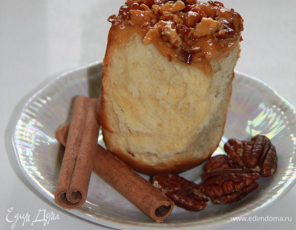 После выпекания дайте минут 10 булочкам отдохнуть в духовке. Затем выньте, накройте другим противнем или большим блюдом и переверните. Получился пирог-перевёртыш, вся сладость и орехи оказались наверху!