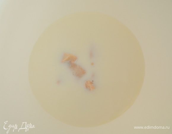 В теплое молоко добавить ванильный сахар и дрожжи и оставить на 10 минут, чтобы дрожжи "ожили"