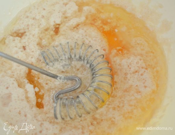 когда на поверхности появится пена, добавить туда 2 яйца и мягкое сливочное масло и размешать венчиком. 