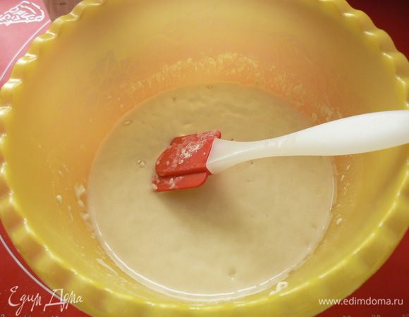 Приготовить опару. Для этого в теплой воде развести дрожжи с медом и 2 столовыми ложками муки. Оставить на 10-15 минут, до появления «шапки».
