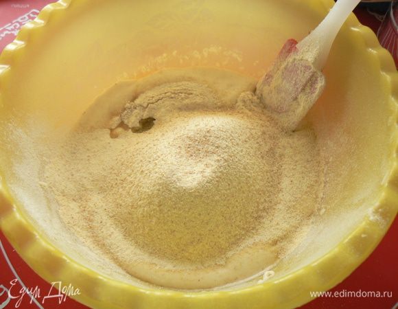 К подошедшей опаре добавить оливковое масло, соль, цельнозерновую,  кукурузную и пшеничную муку.