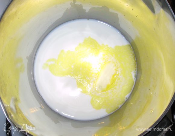 Подогреть молоко и сливочное масло. Добавить измельченный чеснок.