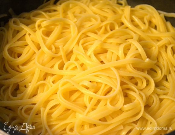 Отварить пасту, согласно указаниям на упаковке.