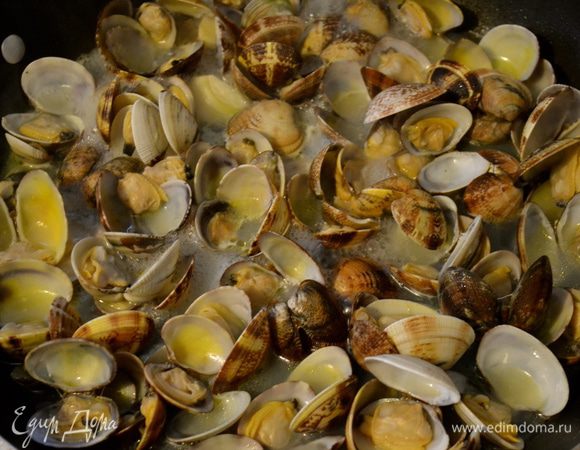 В течение нескольких минут все ракушки-вонголе откроются. Открыть крышку и на сильном огне дать соусу увариться на одну треть. 