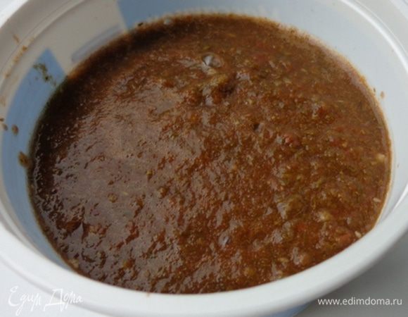 В готовую заправку положить толченые орешки, соль, перец и дать ей настояться немного.