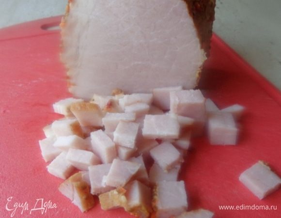 Нетерпеливым и голодным мужчинам можно нарезать буженинки или любого другого мяса. А заботящиеся о фигуре могут этот шаг пропустить.