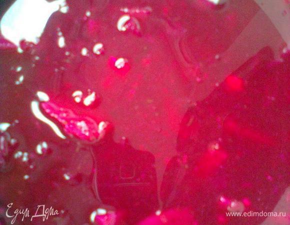 Залить холодной водой все нарезанные продукты. Здесь есть еще один маленький секрет: чтобы жидкая составляющая свекольника была более насыщенной  по цвету  и по вкусу, одну маленькую свеколку можно натереть на мелкой терке и залить небольшим количеством воды, а потом процедить ее в общую кастрюлю. Дать настояться свекольнику.