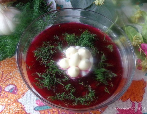 Охладить. Разлить свекольник по тарелкам, добавить в каждую нарезанное яйцо, зелень, сметану или майонез. Подать оладушки. И наслаждаться!

Ну что, жара, кто кого?!
