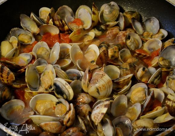 В этот момент добавить очищенные от кожицы и семян помидорки (количество зависит от Ваших предпочтений) 