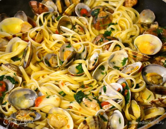 Добавить мелко порезанную петрушку. Перемешать. Выложить к ракушкам пасту. 