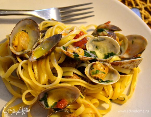 Красиво выложить пасту с соусом на тарелки... Можно немного полить оливковым маслом... Приятного аппетита! )))  