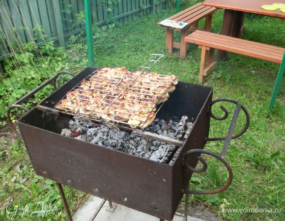 Маринуем крылышки в соке лимона и апельсина часов 5, солим и перчим.