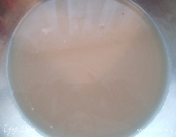 Дрожжи, соль и сахар залейте теплой водой, хорошо перемешайте и накройте салфеткой. Оставьте на 5 минут, пока все не начнет шипеть. На поверхности должна появиться пена.