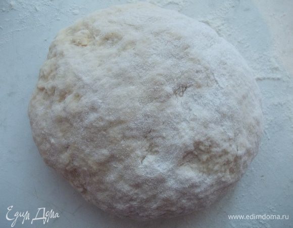 Затем добавьте масло. Постепенно подсыпая муку, замешайте тесто. Мука бывает разная, поэтому нужно смотреть, чтобы не переборщить. Тесто не должно быть крутым, а оставаться эластичным и мягким.