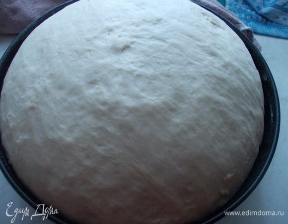 Когда тесто поднимется, отправьте его в духовку на 50–60 минут при температуре 180°C. Хлеб выньте из формы, накройте полотенцем и оставьте отдыхать.