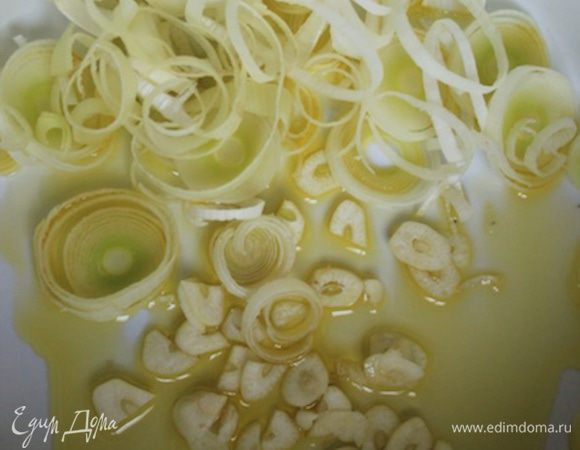 В посуду для супа выливаем оливковое масло и в него высыпаем лук с чесноком. Ставим в микроволновку на полную мощность (все этапы делаются на полной мощности) у меня 800W на 3 минуты