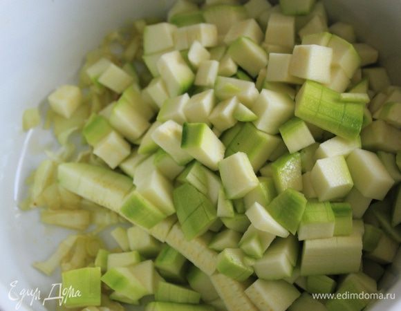 Добавляем нарезанные кубиками цуккини и отправляем в микроволновку на 3-4 минуты до размягчения