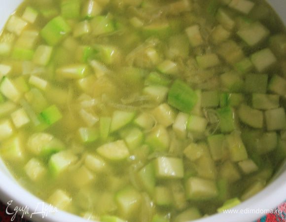 Добавляем бульон и доливаем воды для объема и ставим в микроволновку на 10 минут - варим суп