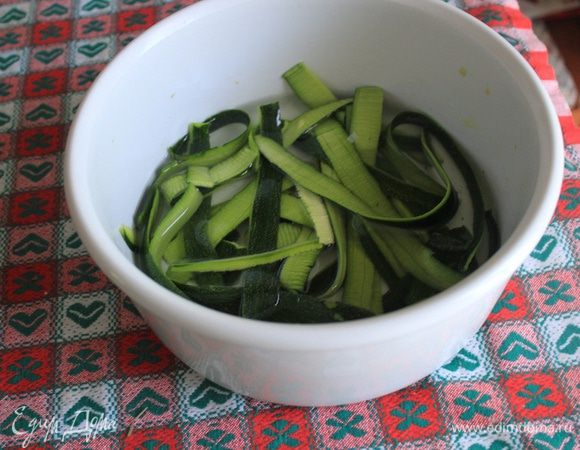 Отдельно размягчаем кожуру - просто залить немного водой, чтобы чуть прикрывала, и поставить в микроволновку на 3 минуты