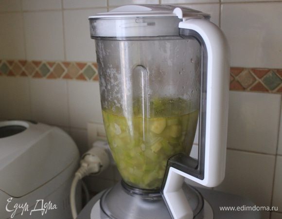 В блендере пюрируем сваренные цукини с небольшим количеством кожи для более темного цвета супа