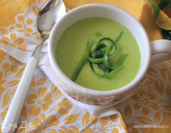 В конце украшаем суп полосками кожицы и убираем в холодильник минимум на 2 часа - до полного остывания.
Приятного аппетита!