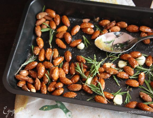 Миндаль выложим в форму для запекания, добавим порезанный чеснок, половину розмарина, сахар, перец, щепотку соли и 2 ст.л. оливкового масла. отправим в духовку, разогретую до 170 градусов на 20-25 минут.