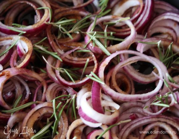 Лук нарежем кольцами толщиной полсантиметра, выложим на противень, польем 3 ст.л. кипятка, добавим бальзамический уксус и 2 ст.л. оливкового масла, оставшийся розмарин, щепотку соли. Накрываем противень фольгой и ставим в духовку на 30 минут