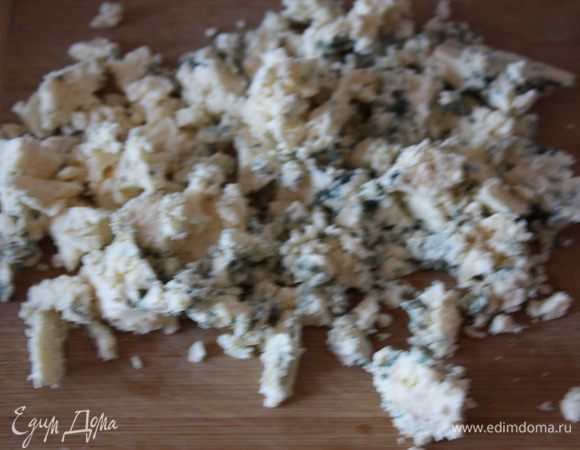 Сок, который остался от запекания лука, переливаем в кастрюльку и добавляем сыр, нарезанный кубиками и размятый вилкой. Как только сыр начнет плыть, сразу же снимаем с огня.