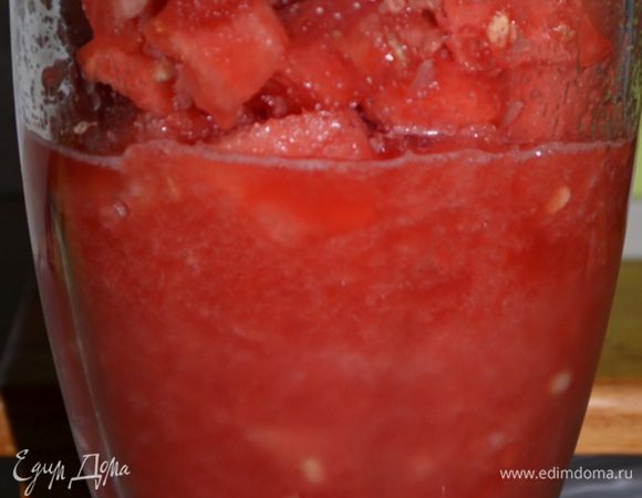 Выложить арбузный мякиш порезанный квадратиками в блендер. Взбить до мягкого состояния.