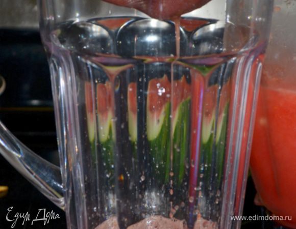 Затем эту массу пропустить в емкость через сито, помочь ложечкой придавливая ее. Останется много мякоти, которую дети с удовольствием съели.