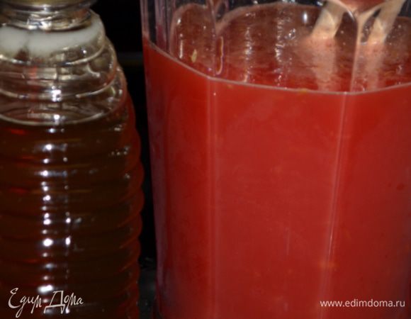 Затем добавить лимонный свежий сок, мед. Перемешать, дать полностью разойтись. И влить воды. Перемешать. 