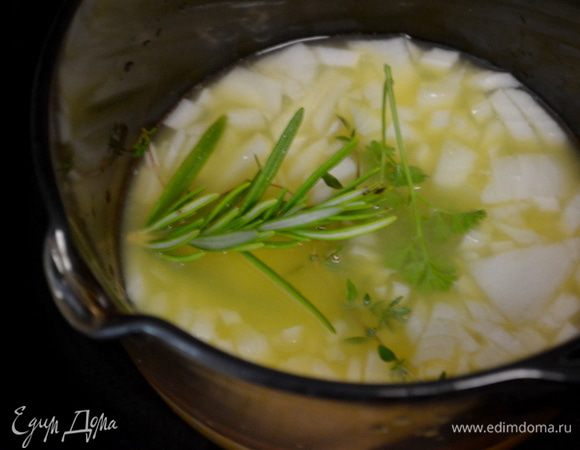 Лук порубить мелко.
Скомбинировать 7 первых ингредиентов в емкость.
Поставить на огонь на 10 мин. Затем добавить розмарин и дать проварится еще 10 мин. При этом жидкость убавится.
