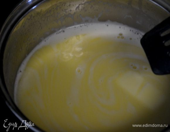 Все это процедить. В процеженную жидкость добавить сливки. Дать слегка уварится. Убавить огонь на средне-медленный и добавлять по кусочку сливочного масла, не давая  вскипеть. Снять с огня, посолить, поперчить. Оставить остывать при комнатной  тем-ре на 2 часа.