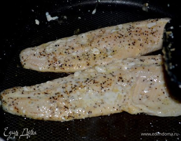 Форель посолить и поперчить, обжарить на олив.масле с обеих сторон.