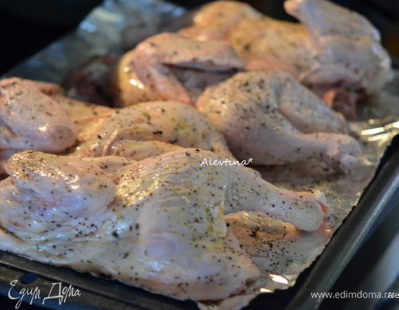 Разрезать корнишоны или молодых курочек на пополам.
Сбрызнуть оливковым маслом или смазать кисточкой. Посыпать солью и перцем, тимьяном.