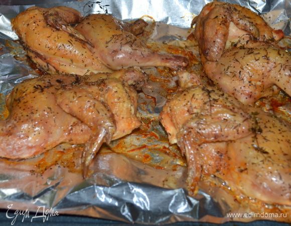 Духовку разогреть на 200 гр. Поставить противень с курочками в духовку и выпекать 50-60 мин.