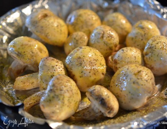 Грибы свежие помыть, ножки почистить. Смазать оливковым маслом. Посолить и поперчить. Выложить в блюдо для запекания. И поставить в духовку на 20 мин.