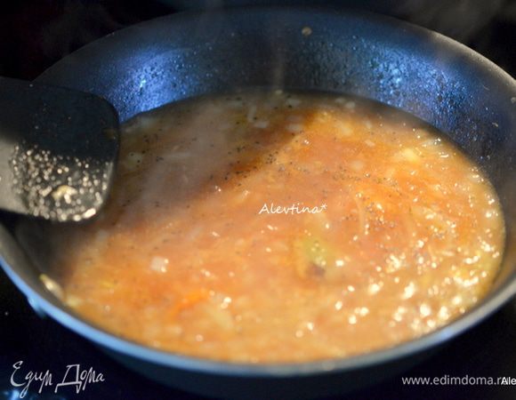 Приготовим соус: порежем лук мелко 1/3 стакана , чеснок.
На сковороде обжарим лук и чеснок на оливковом масле.  Добавим бульон, горчицу, уксус, коричневый сахар, томатная паста, лавровый лист и черный перец. Готовим до кипячения, без крышки. Жидкость уварится до 1 стакана.
Добавить перемешанный крахмал с холодной водой и варить еще 3 мин.