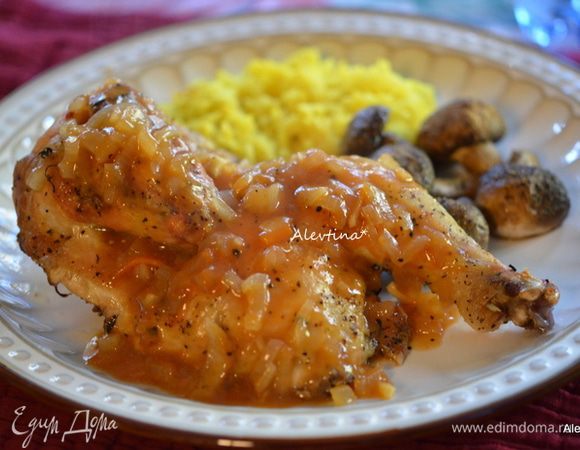 Подаем птицу с грибами и соусом. Посыпать слегка эстрагоном. Приятного аппетита.