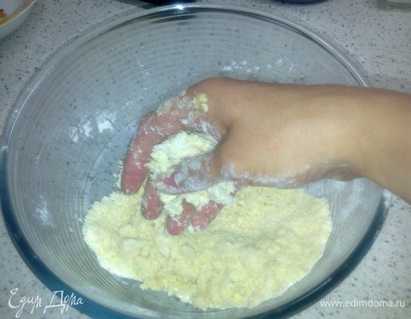 Просеянную муку смешать с сахаром, разрыхлителем и натертым на тёрке холодным сливочным маслом. Превратить всё это в крошку. Взять разъёмную форму, выстлать дно пекарской бумагой и высыпать всю масляно-мучную крошку, разровнять и  придавить пальцами что бы получился корж. Поставить в духовку при темп. 180 град. на 15 мин...пока не подрумянится... Вынуть из духовки готовый корж и остудить прямо в форме, не вынимая.