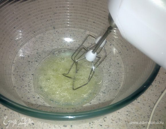 Теперь приступим к творожному слою. Делаем мою любимую "Итальянскую меренгу" для чего взбиваем белки до устойчивой пены.