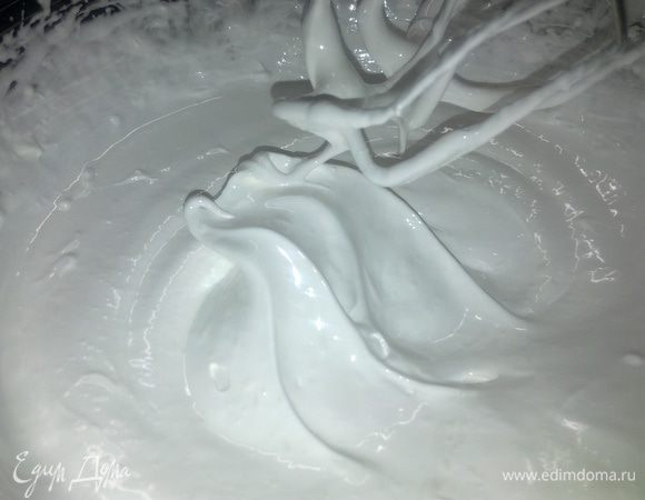 Теперь соединяем горячий сироп и взбитые белки, для чего тонкой струйкой вводим сироп во взбитые белки и непрерывно взбиваем миксером, получится гладкая, плотная масса...ммммм )))