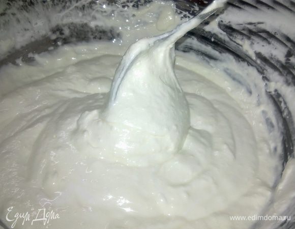 ...теперь аккуратно соединим итальянскую меренгу с творогом (перед этим я пробила творог блендером до состояния крема)...Смешивать осторожно лопаткой до однородности... Желатин залить 100 мл воды и дать набухнуть 30 минут после чего поставить его на медленный огонь и довести до полного растворения постоянно помешивая, но не кипятить ни в коем случае!  Немного остудить и ввести в творожно-белковую массу....