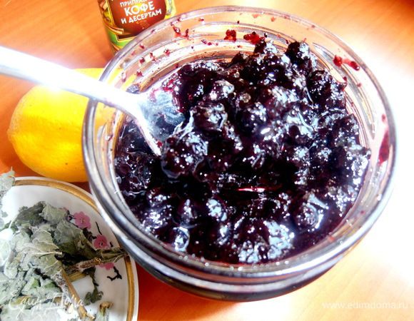 Берём чернику в собственном соку или в слабом сиропе... Если размороженную, то мёда или сахара в неё побольше!