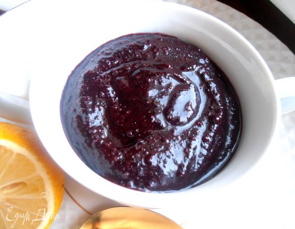 Взбиваем все компоненты в блендере и раскладываем по порциям... Я не добавляла сразу молочные продукты..., мне кажется, вкуснее потом залить их в тарелочку!