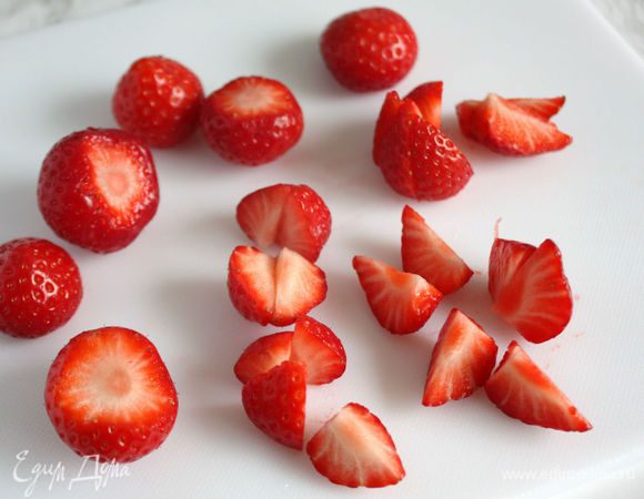 Нарезать лучше не пластинами, а клиньями на 4-6 частей, т.к. снаружи клубника более яркая.