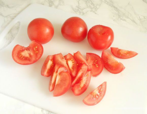 Помидоры помыть, нарезать ломтиками (клиньями)