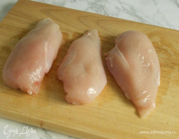Куриное филе помыть, обсушить бумажными полотенцами, приправить солью и перцем.